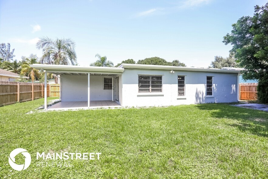 Building Photo - 4977 SW 11th Pl