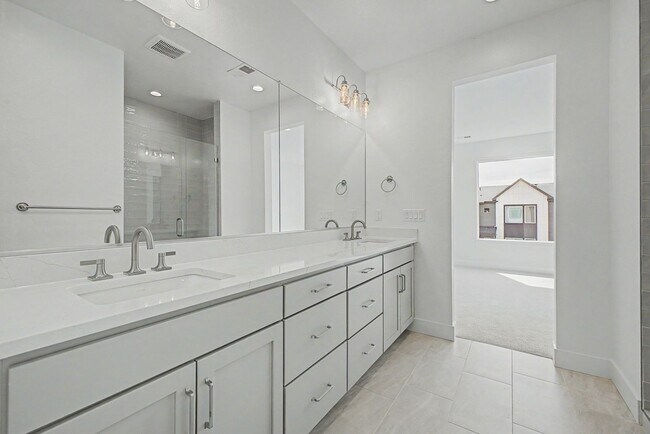 Building Photo - 707 Saddle Dr