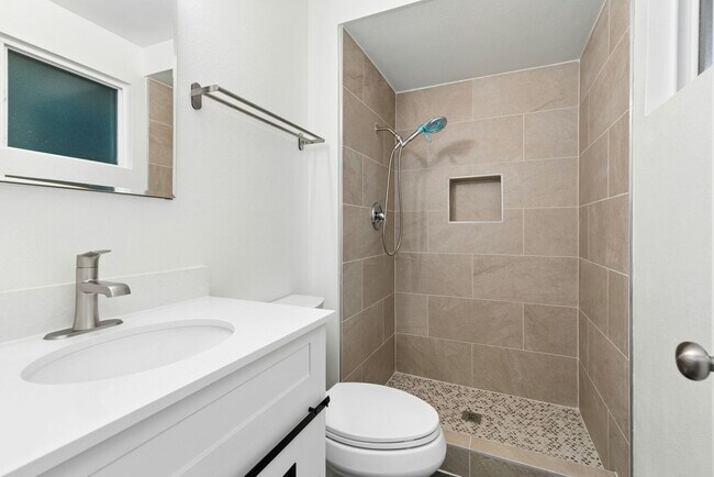Building Photo - 4bd/2.5ba Bellevue Home