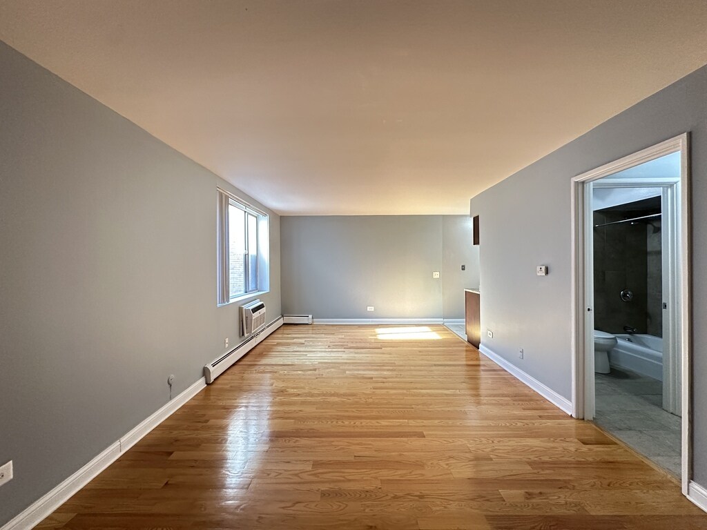 Building Photo - 5820 N Sheridan Rd