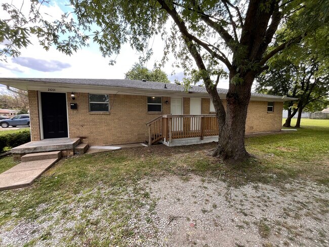 Building Photo - 2601 E Bradbury Ave