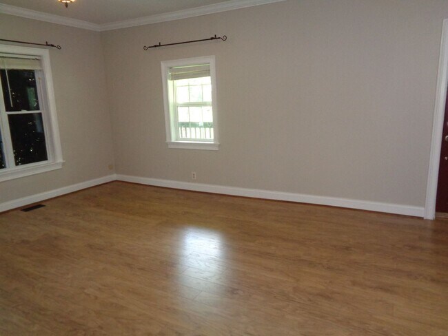 Building Photo - Lots of Space-Big Yard