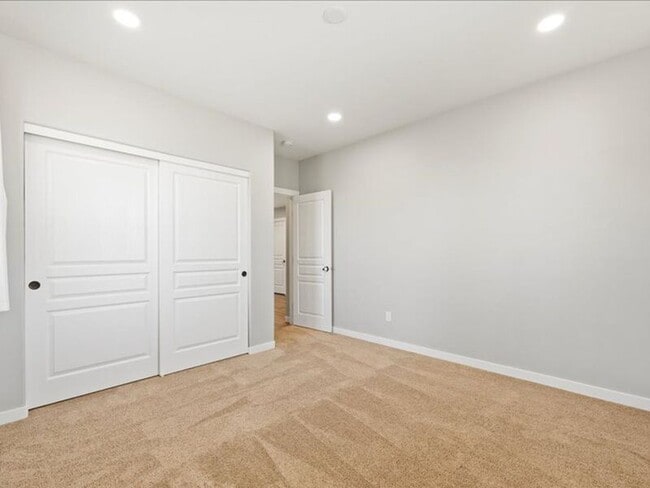 Building Photo - 617 Esperanza Ct