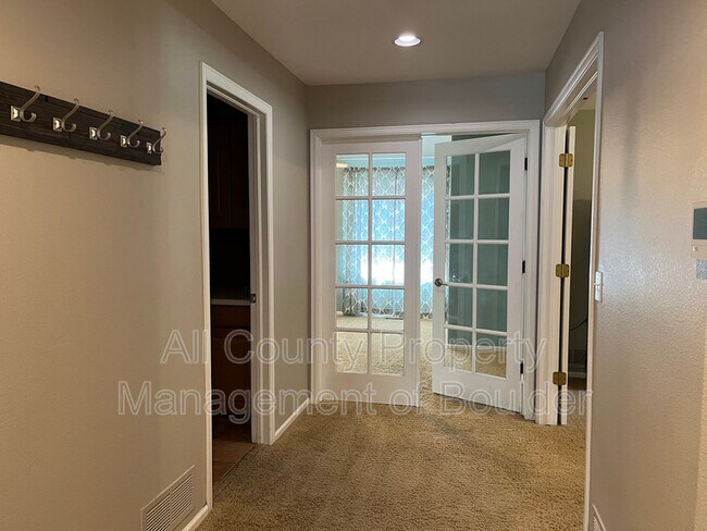 Building Photo - 1445 S Larkspur Ct