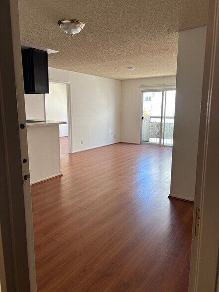 Building Photo - 321 N Kenmore Ave