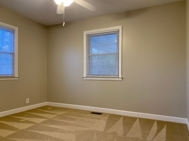 Building Photo - MOVE IN SPECIAL: 2 Bedroom, 1 Bathroom in Greensboro!