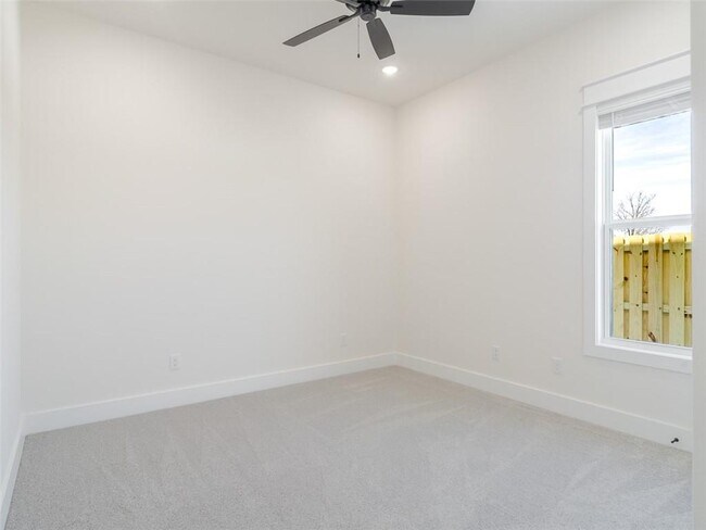 Building Photo - 311 Hedge Dr