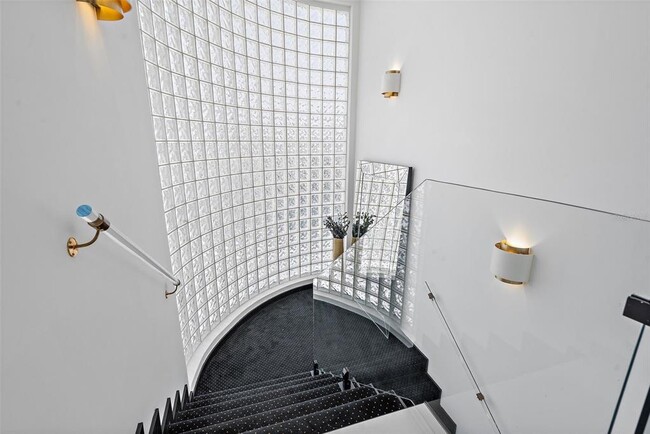 Building Photo - 585 Dolphin Ave SE