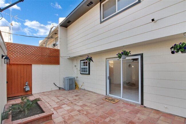 Building Photo - 8868 Kempwood Dr