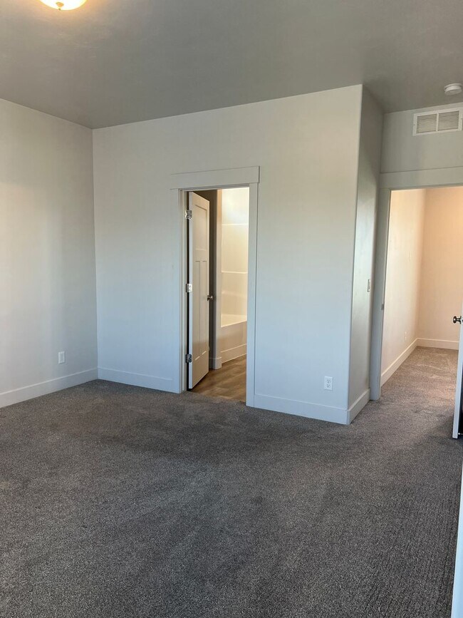 Building Photo - Beautiful 4 bed 2.5 bath home in the desirable Summerfield Subdivision