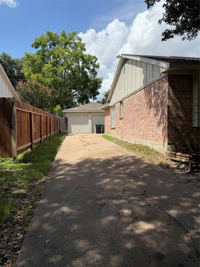 Building Photo - 9002 Roos Rd