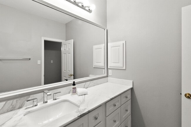 Building Photo - 42 Vista Cove Dr