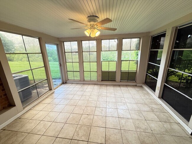 Building Photo - Triple Crown 2 bed 2 1/2 bath