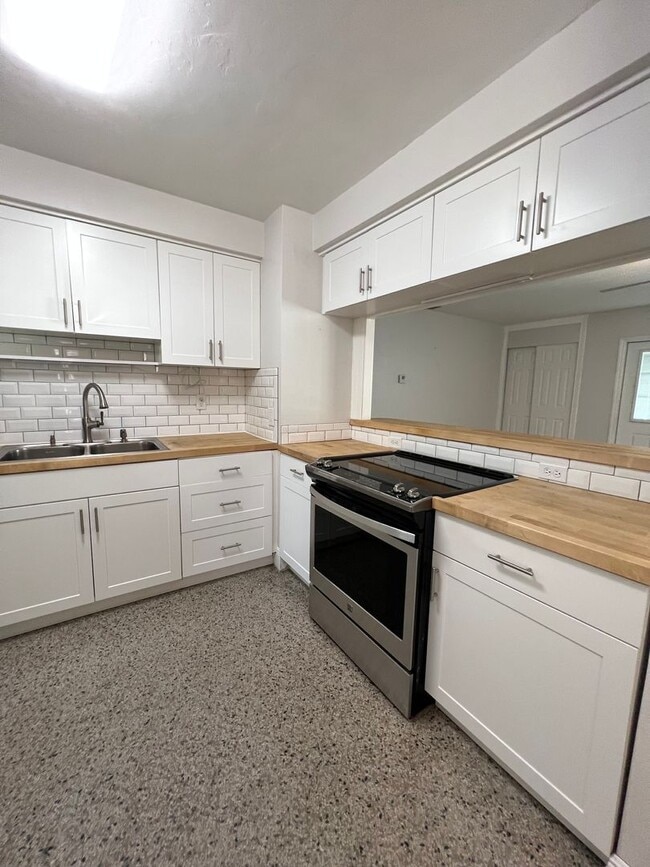Building Photo - * Coming Soon* 2 Bedroom 1 Bath 2 Blocks from the Ocean