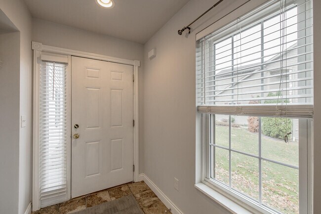 Building Photo - 324 Stratford Ln