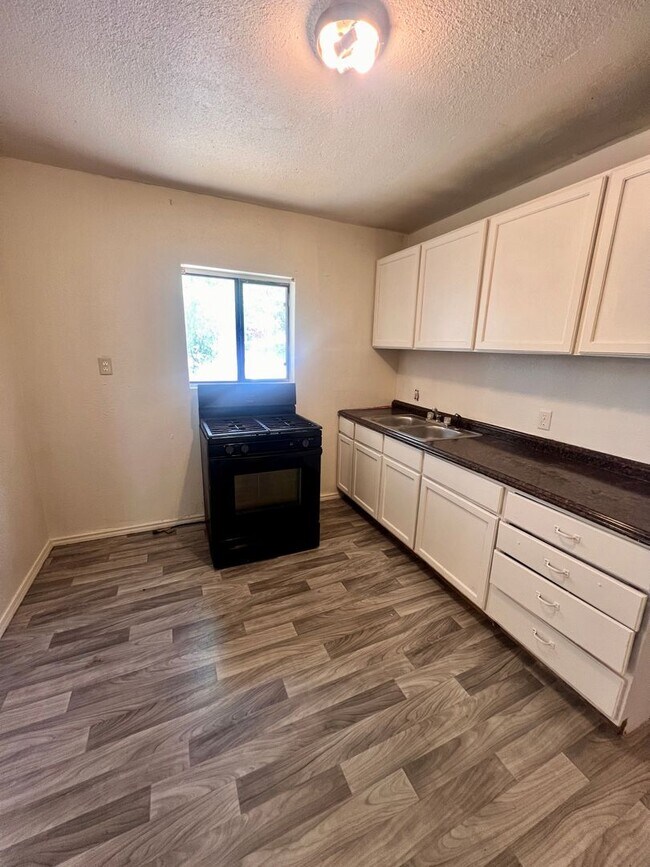 Building Photo - Winter Special! Half off first months rent!!