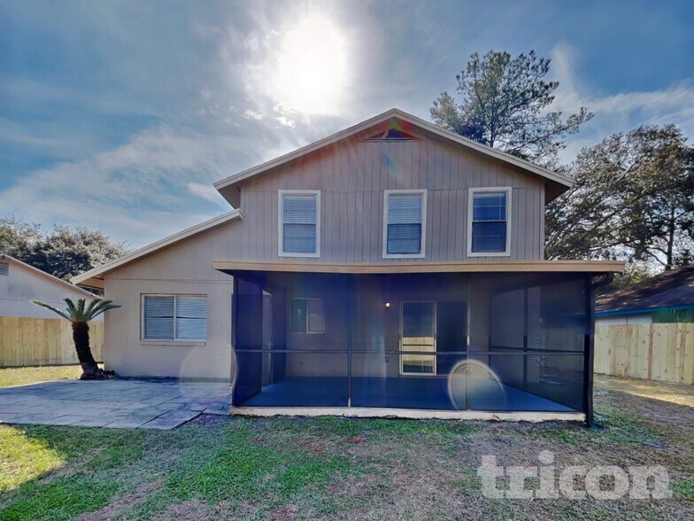 Building Photo - 16137 Ravendale Dr