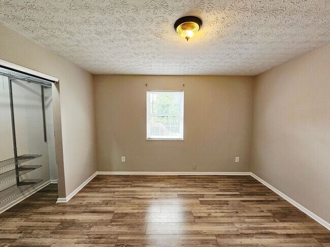 Building Photo - MOVE-IN READY! 2BR Townhome in Clintonville near OSU – W/D, Parking, Pet Friendly