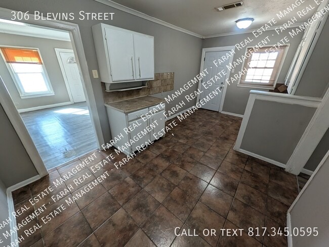 Building Photo - 306 Blevins St