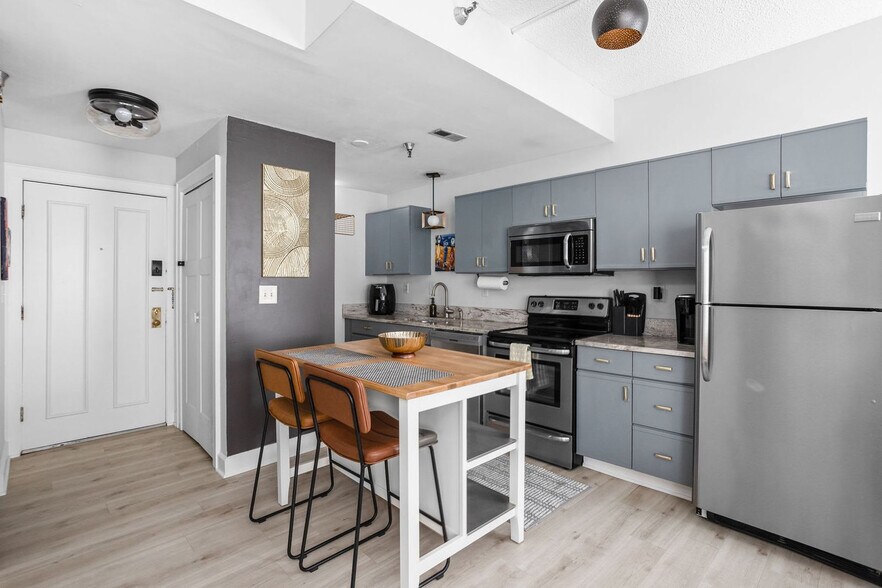 Building Photo - 230 E 9th St