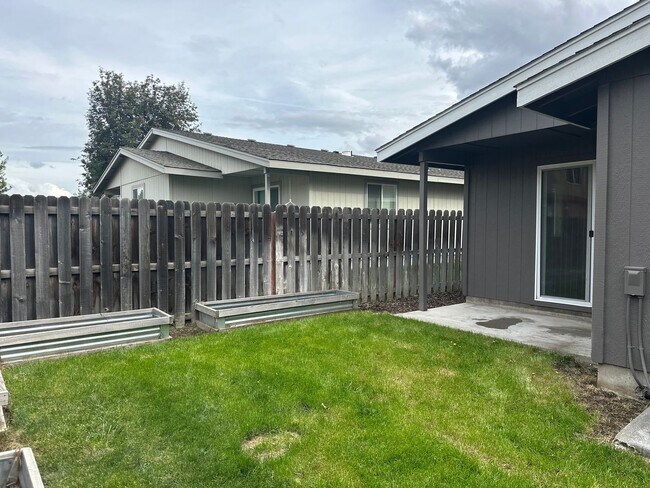 Building Photo - NE 7th St Duplex - 00000-07TH-00
