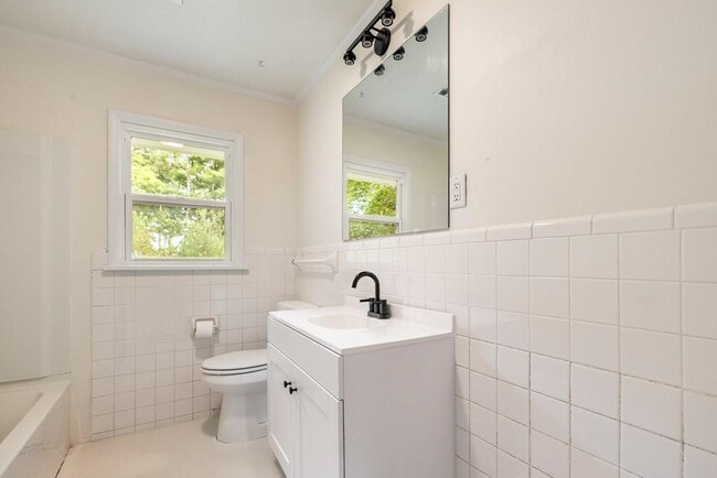 Building Photo - 301 Michael St