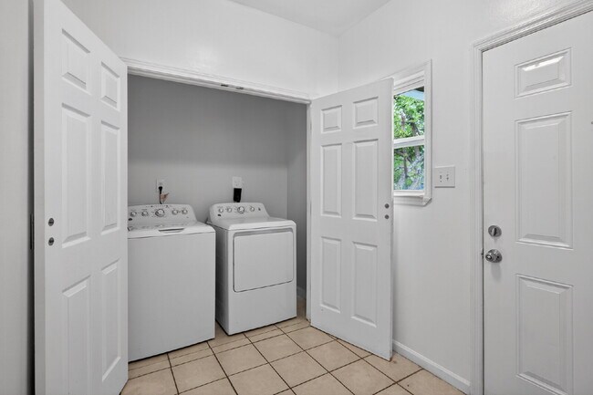 Building Photo - Cozy bungalow close to everything