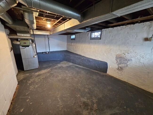 Building Photo - 3 bed, 1 bath, Mishawaka. Fenced Yard. Gar...