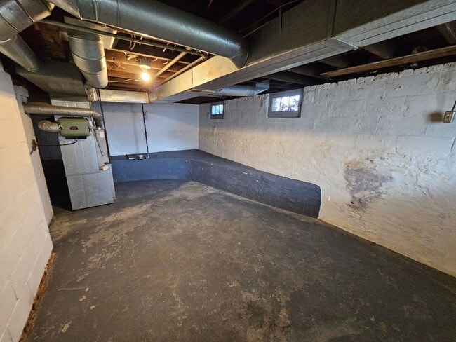 Building Photo - 3 bed, 1 bath, Mishawaka. Fenced Yard. Garage.