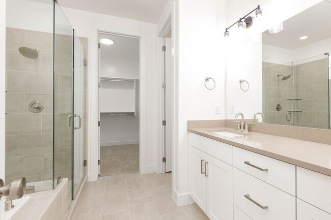 Building Photo - Beautiful New Home with access to community pool