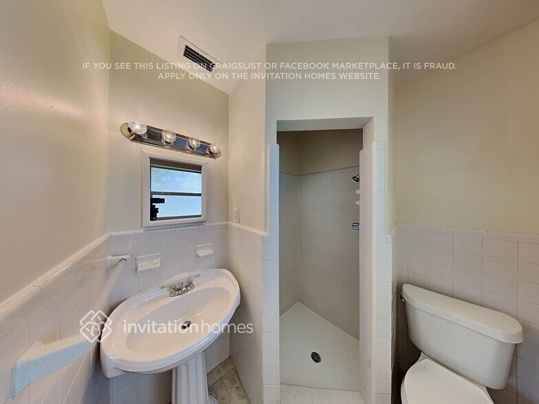 Building Photo - 3144 Bougainvillea St
