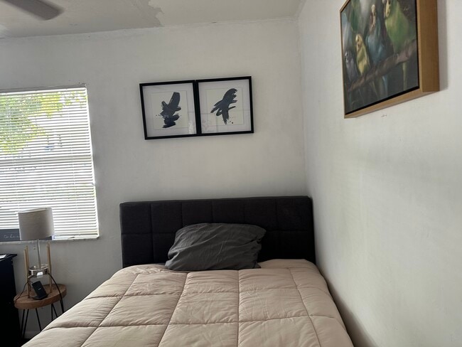 Queen size bed in unit - 611 S Pine St