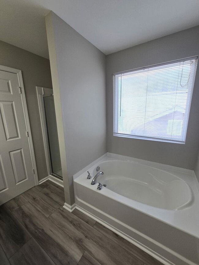 Building Photo - Beautiful 3 bed 2.5 bath available in Rive...