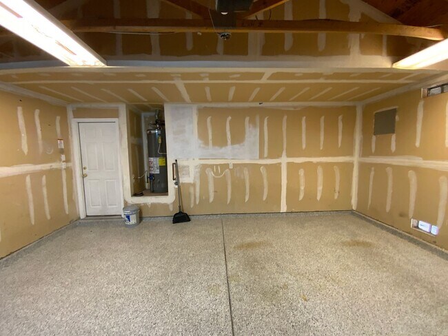Building Photo - 3 Bedroom Home Available Near Unser Blvd N...