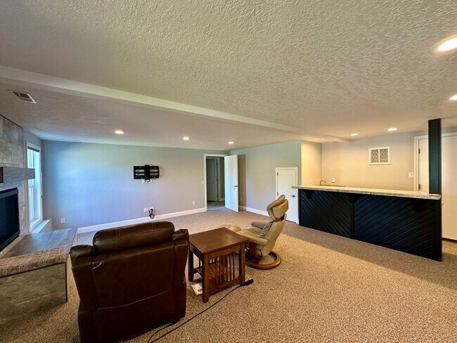 Building Photo - 2710 Lakeridge Ln