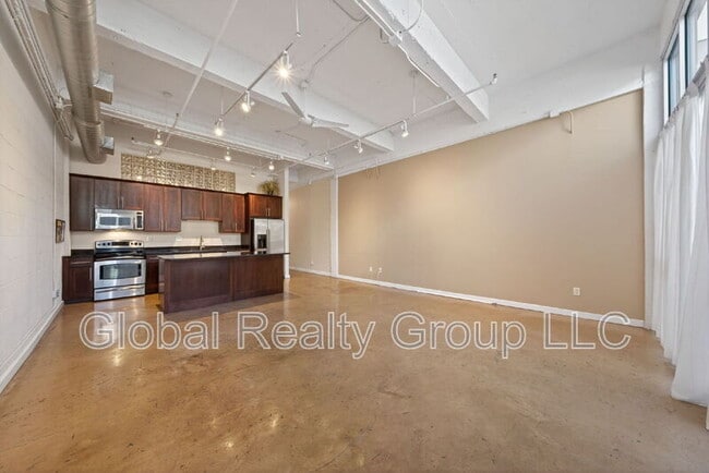 Building Photo - 1339 S Flores St