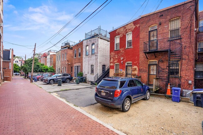 Building Photo - Professionally Managed// 3 Bedroom 2 Bathroom Condo // Kalorama/Dupont Circle// 1 Parking Spot In...