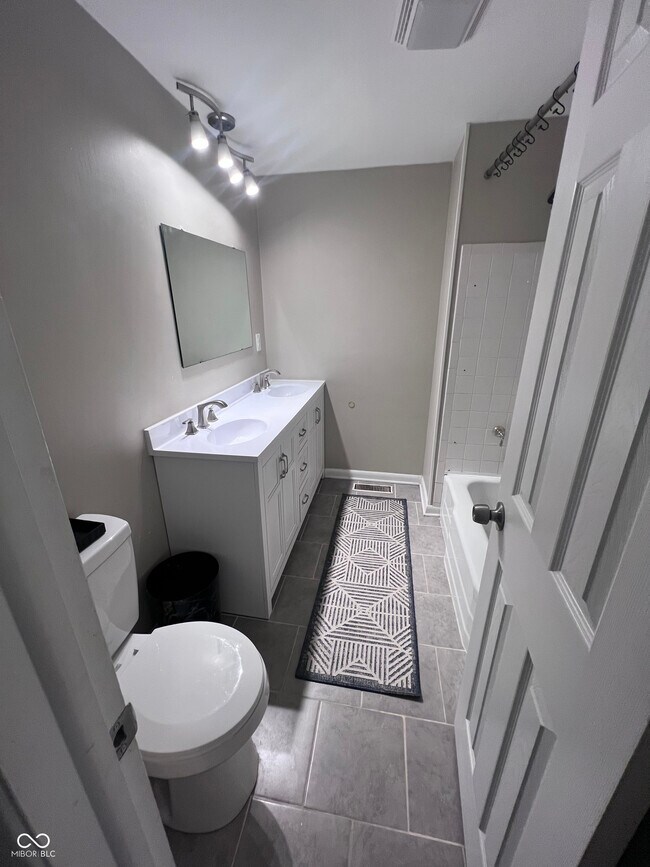 Building Photo - 1147 Darby Ln