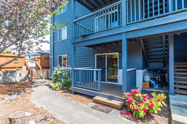 Building Photo - 2 Bed + Den/Office 2 Bath Ground level Condo