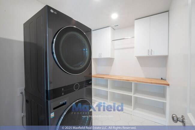 Building Photo - Modern EV Friendly Upgraded 5 BD 4 BA 3 GA...