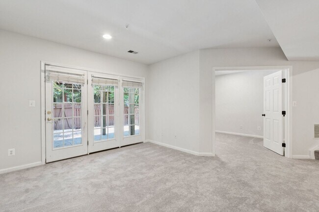 Building Photo - Beautiful 3-level colonial-style town home...
