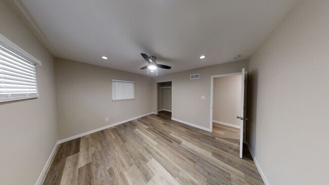 Building Photo - 4BD/2 BA Close Walk to Campus