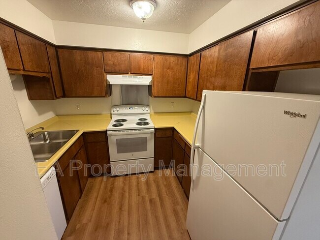 Building Photo - 2516 Chelwood Park Blvd NE
