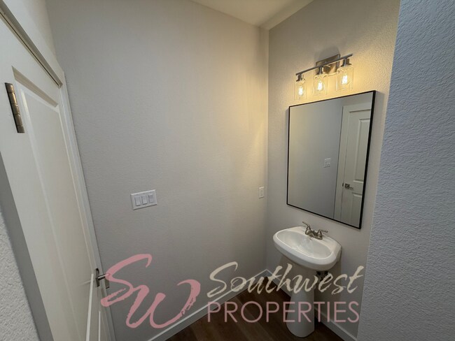 Building Photo - FOUR bedroom townhouse. Off campus living with easy, close to campus style!