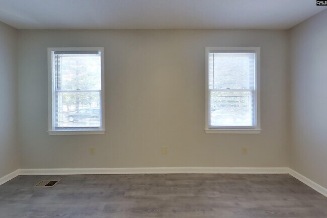 Building Photo - 529 Ferncliffe Rd