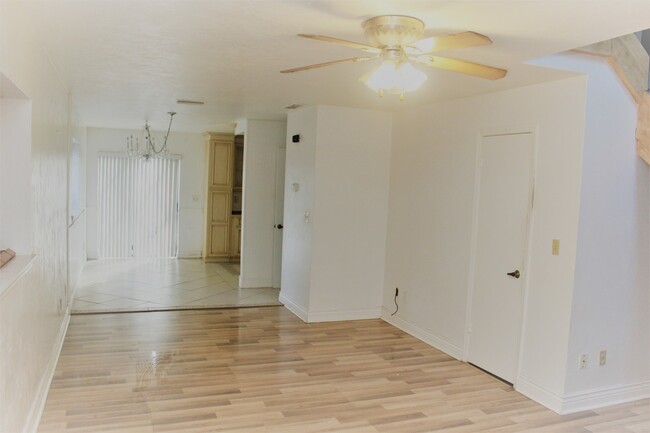 Building Photo - 2 Bed 2 Bath Townhome Condo in Spring Gard...