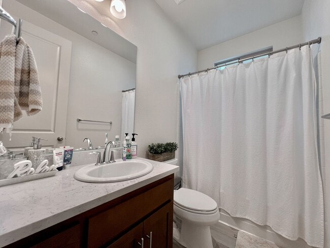 Building Photo - Beautiful Santana Ranch Home in Hollister