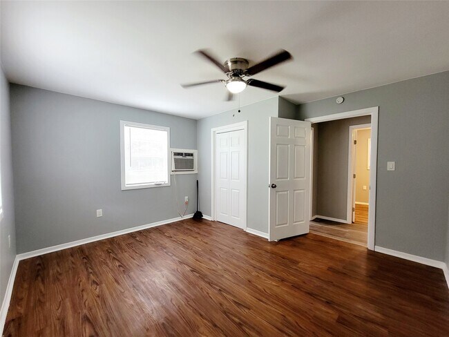 Building Photo - 15590 Magnolia Park