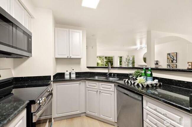 Building Photo - Beautiful 3 Bedroom 2 Bath Condo Newport Way Issaquah