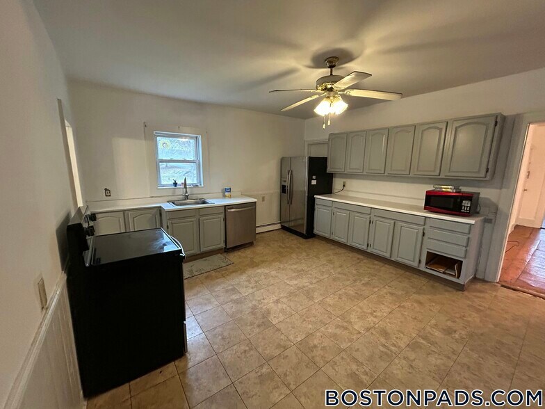 Building Photo - 60 Old Common Rd